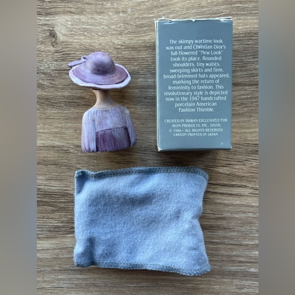 Vintage AVON American Fashion Silhouette Thimble Circa 1947 Dior 1984 IN BOX! - Picture 2 of 5